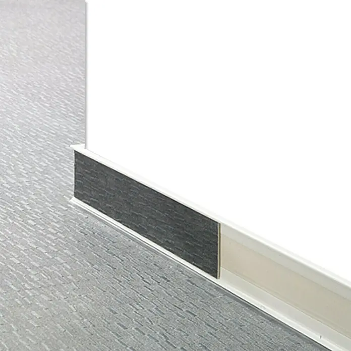 LOGOCLIC Plankenprofil - Weiß, 250 cm x 11,8 mm x 58 mm - Ein detaillierter Blick auf eine Sockelleiste mit einer dunklen, strukturierten Oberfläche und einem weißen Rahmen an einer Wand und Teppich.