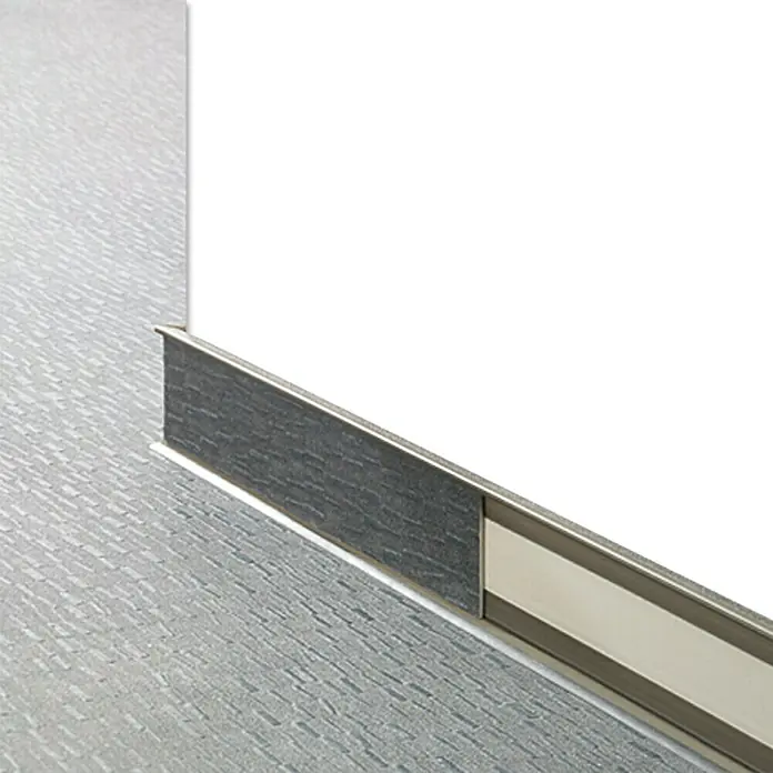 LOGOCLIC Plankenprofil - Champagner, 250 cm x 11,8 mm x 58 mm - Ein detailliertes Bild einer modernen Sockelleiste mit integriertem Kabelkanal, ideal für stilvolle und funktionale Raumgestaltung.