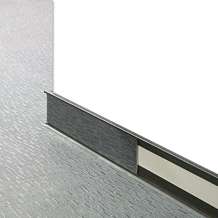 LOGOCLIC Plankenprofil - Bronze, 250 cm x 11,8 mm x 58 mm - Bild einer modernen Fußleiste mit grauem Dekor und silberfarbenem Rahmen, ideal für moderne Innenräume.