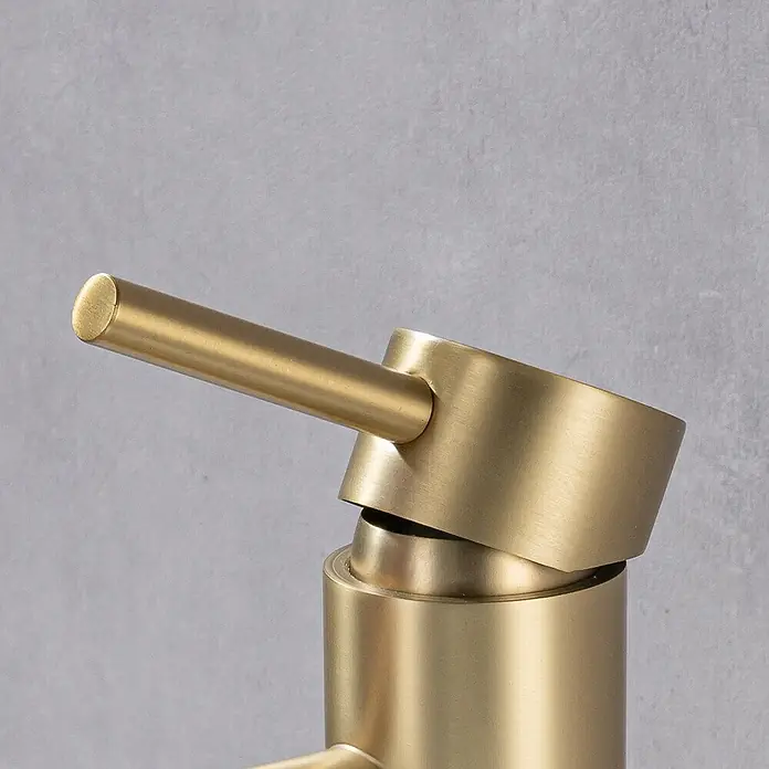 LOMAZOO Waschtischarmatur LMZ-KANDY - Gold - Gebürsteter Messing-Wasserhahnhebel mit zylindrischem Griff, der schräg aus einer runden Basis ragt.