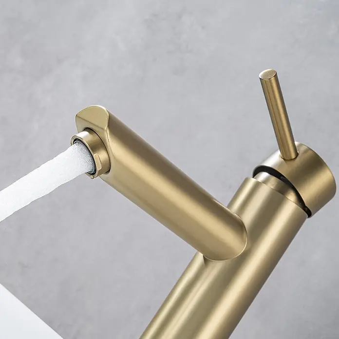LOMAZOO Waschtischarmatur LMZ-KANDY - Gold - Matter goldener Wasserhahn, aus dessen Auslauf Wasser fließt.