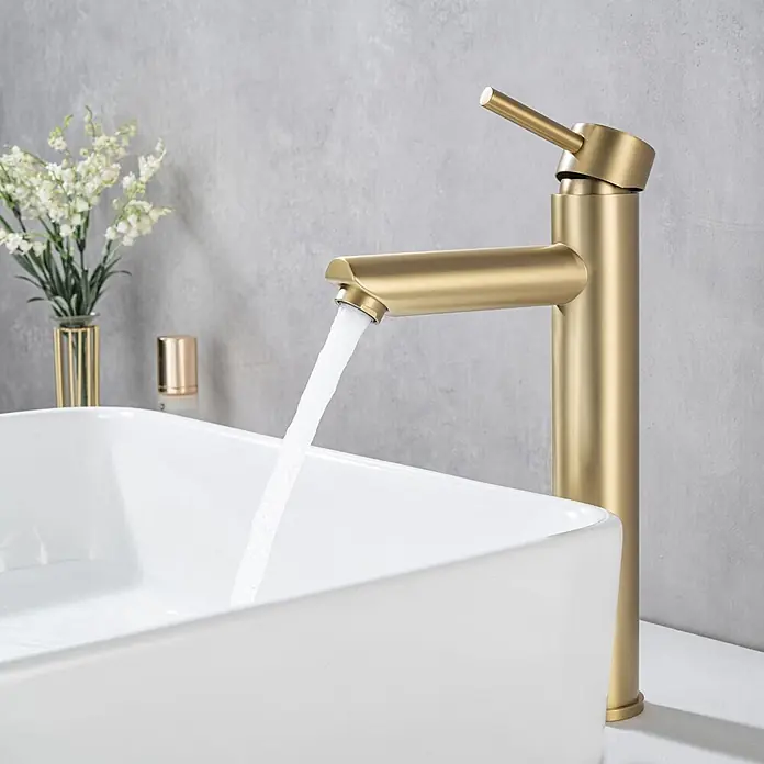 LOMAZOO Waschtischarmatur LMZ-KANDY - Gold - Hoher Waschtischarmatur aus gebürstetem Gold mit fließendem Wasser in einem weißen rechteckigen Waschbecken.