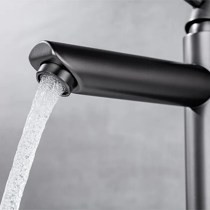LOMAZOO Waschtischarmatur LMZ-TESS - Gunmetal - Dunkle gebürstete Metallarmatur, aus deren Perlator Wasser fließt.