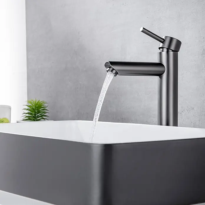 LOMAZOO Waschtischarmatur LMZ-TESS - Gunmetal - Dunkelgraue moderne Armatur mit fließendem Wasser in ein rechteckiges weiß-dunkelgraues Waschbecken.