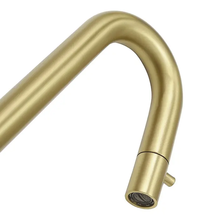 LOMAZOO Waschtischarmatur LMZ-ROMA - Gold - Nahaufnahme eines Wasserhahn-Auslaufs in gebürstetem Gold mit sichtbarem Luftsprudler.