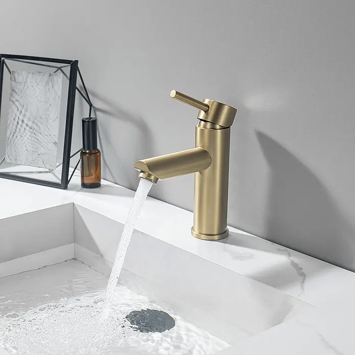 LOMAZOO Waschtischarmatur LMZ-YALE - Gold - Moderner Wasserhahn in gebürstetem Gold, der Wasser in ein weißes Waschbecken abgibt.