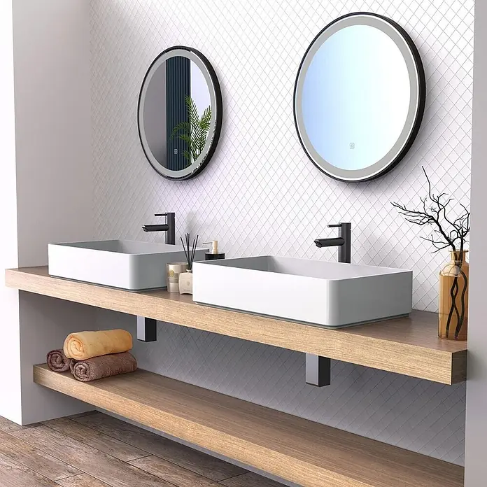 LOMAZOO Waschtischarmatur HX-9KWR-VHGE - Schwarz - Moderne Doppelwaschtischanlage mit zwei rechteckigen weißen Waschbecken, schwarzen Armaturen und beleuchteten Rundspiegeln auf Holzablagen.