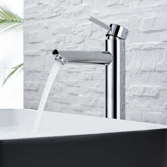 LOMAZOO Waschtischarmatur LMZ-PEGASUS - Chrom - Polierter Chromwasserhahn mit Wasser, das in ein modernes schwarz-weißes Waschbecken fließt.
