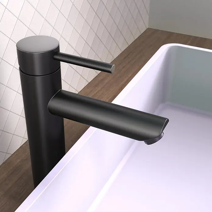 LOMAZOO Waschtischarmatur HX-9KWR-VHGE - Schwarz - Hoher, mattschwarzer Badarmatur in modernem Design, installiert neben einem weißen rechteckigen Waschbecken auf einer Holzplatte.