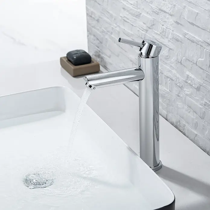 LOMAZOO Waschtischarmatur LMZ-PEGASUS - Chrom - Moderner, polierter Chrom-Waschtischmischer mit Wasserfluss in ein weißes, rechteckiges Waschbecken.