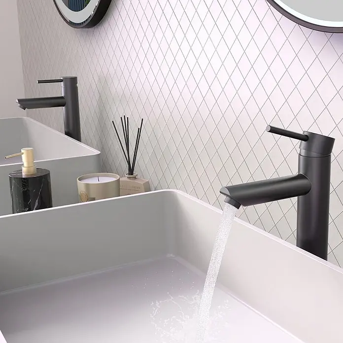LOMAZOO Waschtischarmatur HX-9KWR-VHGE - Schwarz - Mattschwarzer Wasserhahn gießt Wasser in ein modernes, weißes Rechteckbecken.