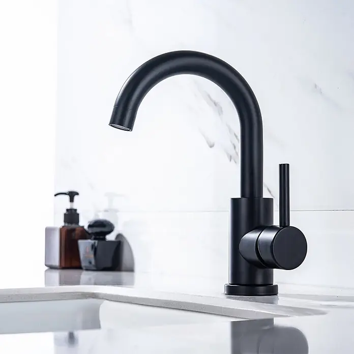 LOMAZOO Waschtischarmatur STYX - Schwarz - Mattschwarzer Wasserhahn mit gebogenem Auslauf und Einzelgriff, auf weißer Spülbeckenarbeitsplatte montiert.