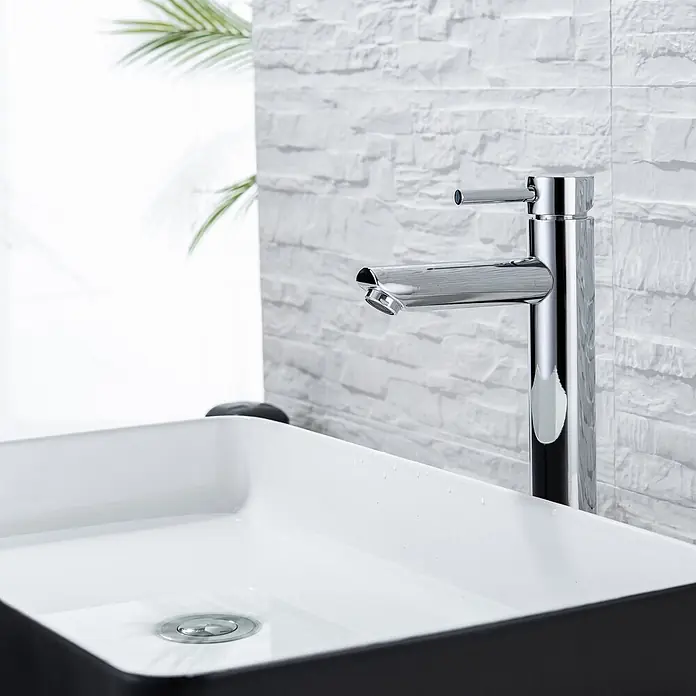 LOMAZOO Waschtischarmatur LMZ-PEGASUS - Chrom - Moderner Chrom-Wasserhahn über einem schwarz-weißen, rechteckigen Aufsatzwaschbecken in einem Badezimmer.