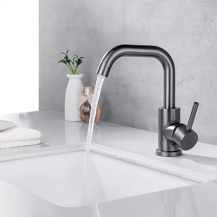 LOMAZOO Waschtischarmatur LMZ-SKY - Gunmetal - Dunkelgraue moderne Armatur, Wasser läuft in ein weißes Waschbecken.
