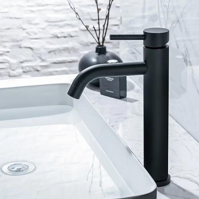LOMAZOO Waschtischarmatur LMZ-CARDANO - Schwarz - Mattschwarze, hohe Badarmatur in modernem Design, neben einem weißen Aufsatzwaschbecken mit Wasser.
