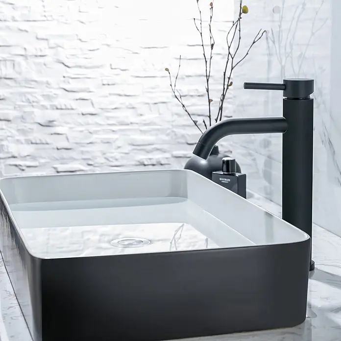 LOMAZOO Waschtischarmatur LMZ-CARDANO - Schwarz - Modernes schwarzes, rechteckiges Waschbecken mit weißer Innenseite, gefüllt mit Wasser, neben einem schwarzen Wasserhahn.