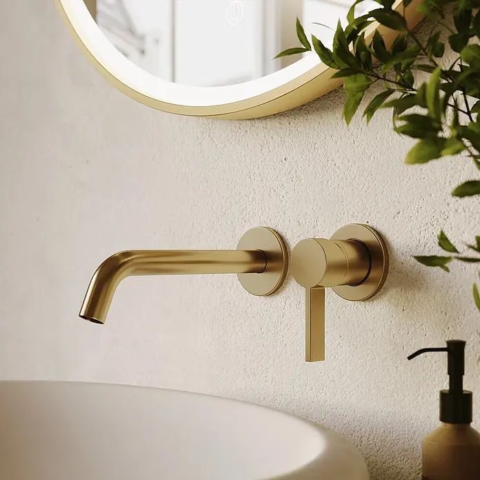 LOMAZOO Waschtischarmatur LMZ-VELAR - Gold - Goldene wandmontierte Badarmatur mit Griff über einem weißen Waschbecken.