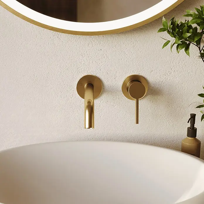 LOMAZOO Waschtischarmatur LMZ-VELAR - Gold - Goldene wandmontierte Armatur und Griffset mit einem weißen Waschbecken und beleuchtetem Spiegel.