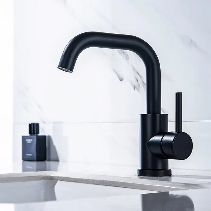 LOMAZOO Waschtischarmatur QR-C9UY-MN5T - Schwarz - Ein eleganter, moderner mattschwarzer Wasserhahn, installiert in einem hellen Waschbecken.