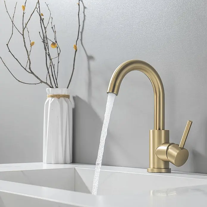 LOMAZOO Waschtischarmatur LMZ-LYSA - Gold - Gebürstete goldene Armatur mit fließendem Wasser im Waschbecken.