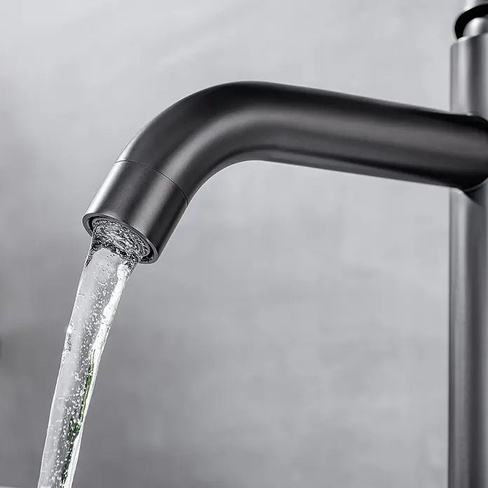 LOMAZOO Waschtischarmatur LMZ-JASMIN - Gunmetal - Mattschwarzer Wasserhahn, aus dessen Auslauf Wasser fließt.