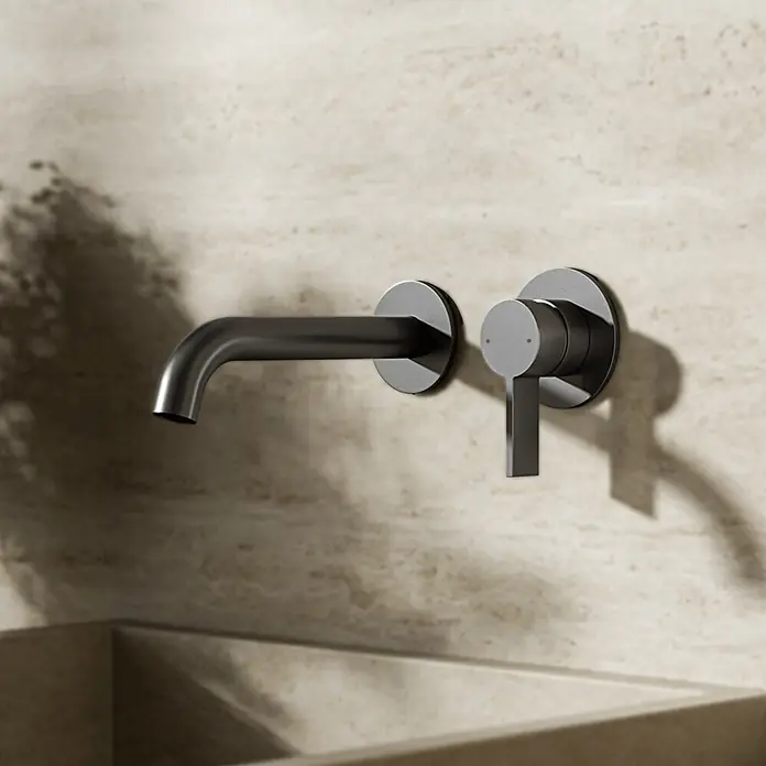 LOMAZOO Waschtischarmatur LMZ-GAIA - Gunmetal - Dunkelmetalle Wandarmatur und Hebelgriff über einem Waschbecken.