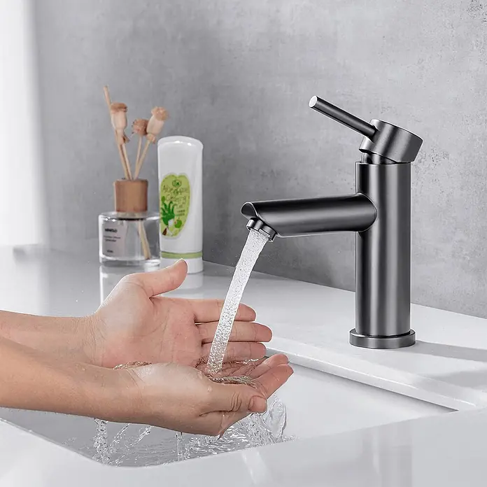 LOMAZOO Waschtischarmatur Evelyn Edelstahl Anthrazit -  - Moderne Badezimmerarmatur in mattem Dunkelgrau mit Einhebelmischer, spendet Wasser in Hände.