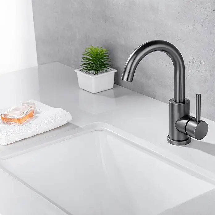 LOMAZOO Waschtischarmatur LMZ-CHLOE - Gunmetal - Dunkelgrauer Einhebel-Hochbogenwasserhahn auf einer weißen Arbeitsplatte über einem Waschbecken.