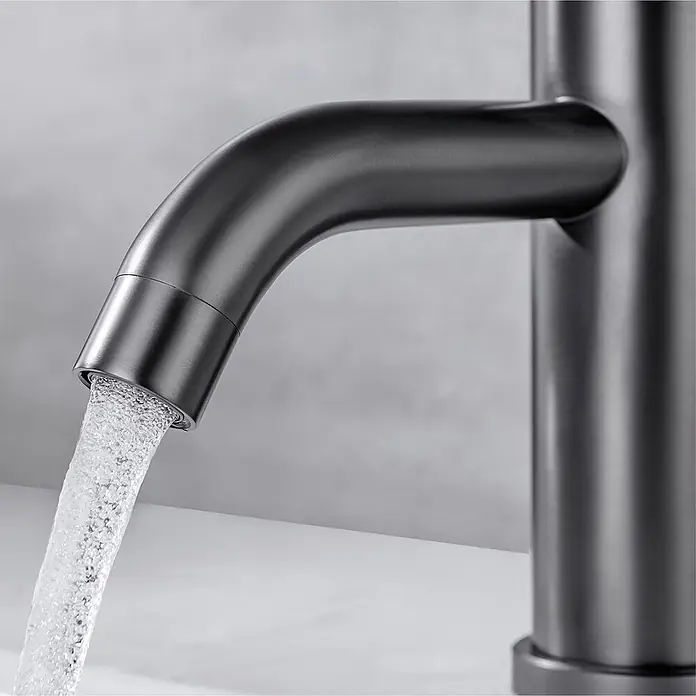 LOMAZOO Waschtischarmatur LMZ-MACY - Gunmetal - Moderner dunkelgrauer matter Wasserhahn, aus dessen gebogenem Auslauf Wasser fließt.