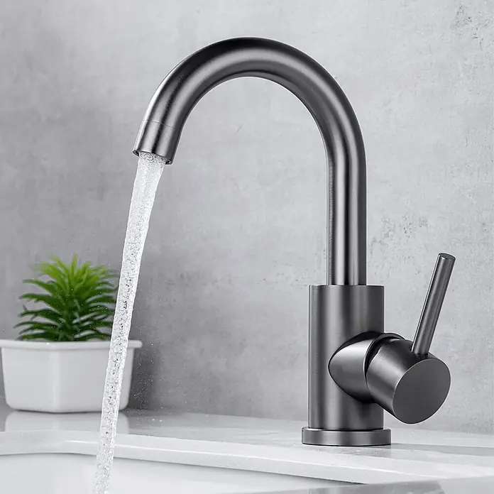 LOMAZOO Waschtischarmatur LMZ-CHLOE - Gunmetal - Moderner, mattschwarzer Wasserhahn mit gebogenem Auslauf, Wasser fließt.