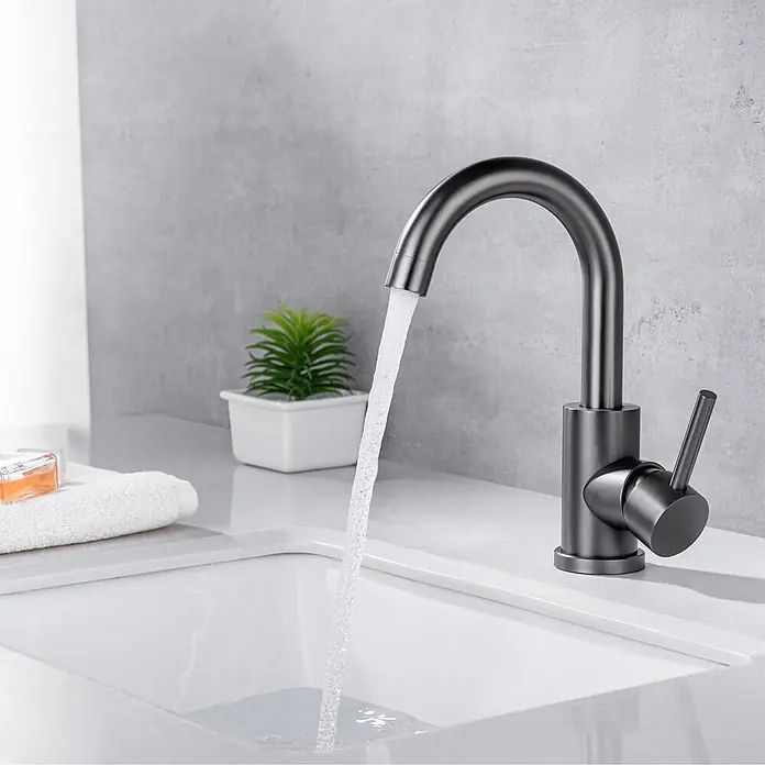 LOMAZOO Waschtischarmatur LMZ-CHLOE - Gunmetal - Mattschwarzer Wasserhahn mit fließendem Wasser in ein sauberes weißes Waschbecken.