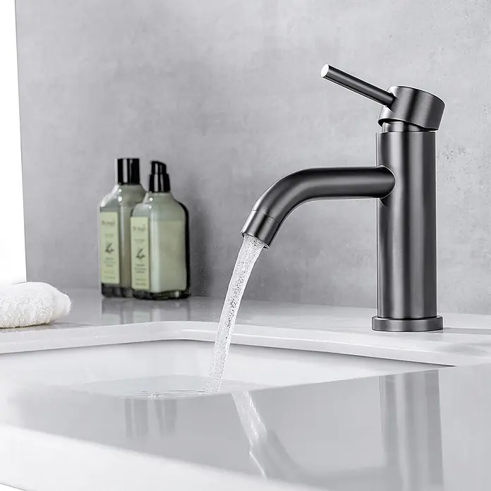 LOMAZOO Waschtischarmatur LMZ-MACY - Gunmetal - Dunkelgraue Badarmatur auf einem weißen Waschbecken mit fließendem Wasser.