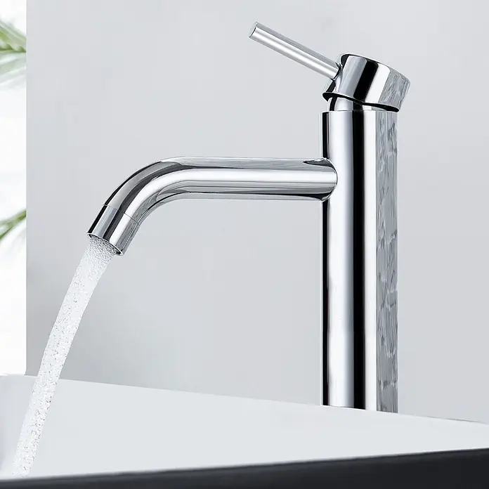LOMAZOO Waschtischarmatur LMZ-NEMESIS - Chrom - Glänzender Chrom-Einhebelmischer mit Wasser, das in ein weißes Waschbecken fließt.