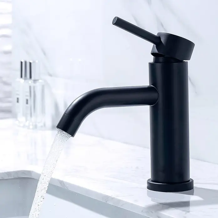 LOMAZOO Waschtischarmatur LMZ-NOVA - Schwarz - Mattschwarzer Badarmatur mit Einhebelmischer, spendet Wasser in ein weißes Waschbecken.