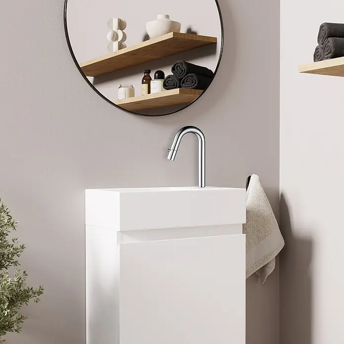LOMAZOO Waschtischarmatur LMZ-SILFRA - Chrom - Weißer Badezimmerschrank mit integriertem quadratischem Waschbecken, Chromarmatur und rundem Spiegel mit Holzregalen.