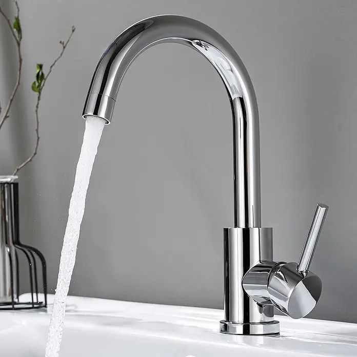 LOMAZOO Waschtischarmatur LMZ-YENER - Chrom - Polierte Chrom-Waschtischarmatur mit gebogenem Auslauf, Wasser in ein weißes Becken spendend.