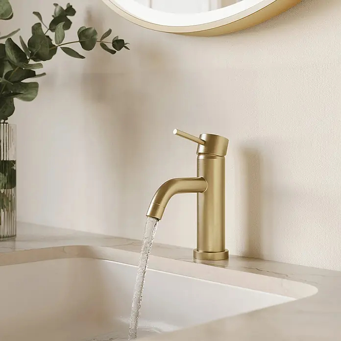 LOMAZOO Waschtischarmatur LMZ-ELARA -  - Mattgoldener Wasserhahn, der Wasser in ein weißes Waschbecken spendet.