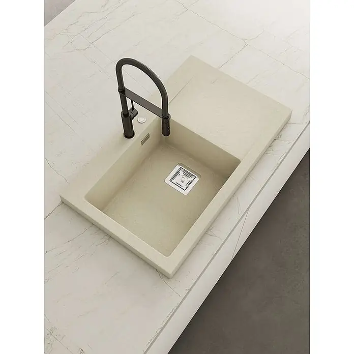 Poalgi Einbauspüle Kobus - 86 x 52 cm, Verbundwerkstoff - Cremefarbene Küchenspüle mit integriertem Abtropfbereich und schwarzem Ausziehhahn, in heller Marmor-Arbeitsplatte.