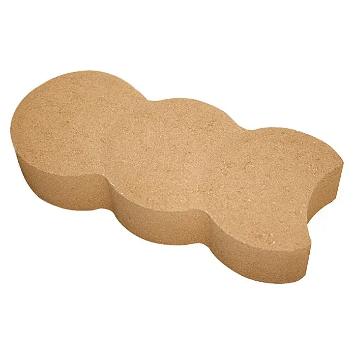 Christoph Mähstein Pali - 22 x 10 x 4,2 cm, Mediterran, Beton - Nahaufnahme eines beigen Pflastersteins in ungewöhnlicher Form, ideal für kreative Gartenwege und Terrassengestaltung.