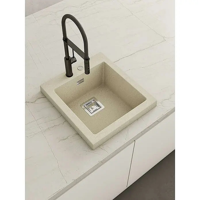 Poalgi Einbauspüle Kobus - 47 x 52 cm, Verbundwerkstoff - Heller beigefarbener Steinspüle mit modernem schwarzem Schwanenhals-Wasserhahn, in heller, gemaserter Arbeitsplatte.