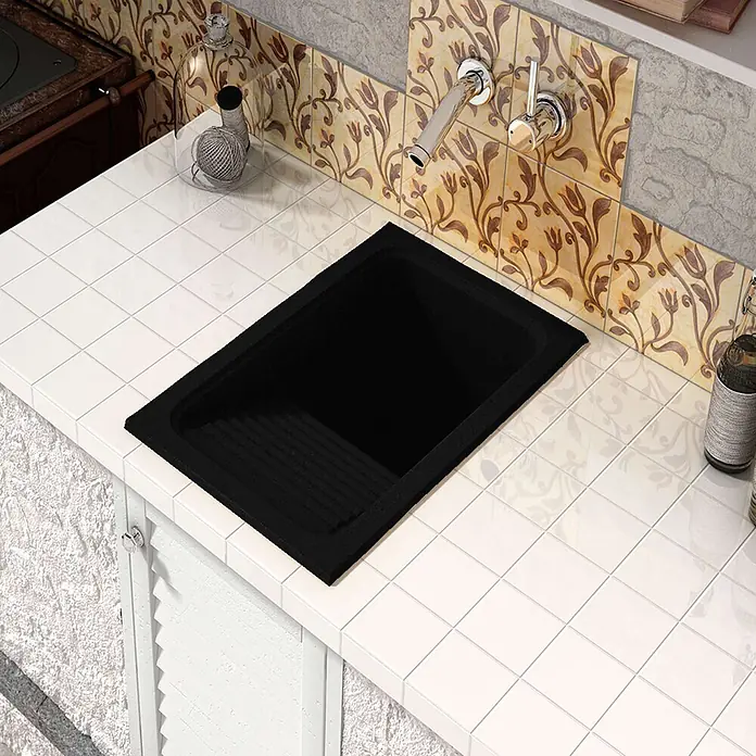 Poalgi Einbauspüle Silex - 40 x 60 cm, Verbundwerkstoff - Schwarzes Wäschebecken mit geripptem Boden, in eine weiß geflieste Arbeitsplatte integriert.