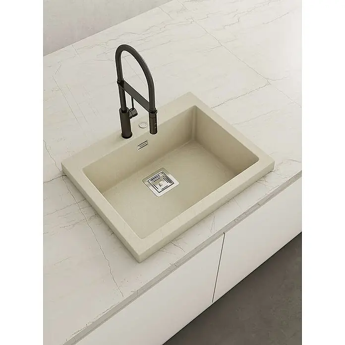Poalgi Einbauspüle Kobus - 66 x 52 cm, Verbundwerkstoff - Helle beige Küchenspüle mit schwarzer flexibler Armatur, in einer weißen Marmor-Arbeitsplatte.
