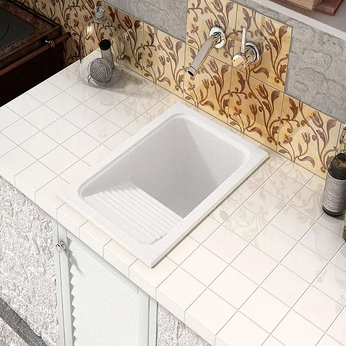 Poalgi Einbauspüle Silex - 40 x 60 cm, Verbundwerkstoff - Weißes Verbundwaschbecken mit integriertem Waschbrett, in eine geflieste Arbeitsplatte eingelassen.