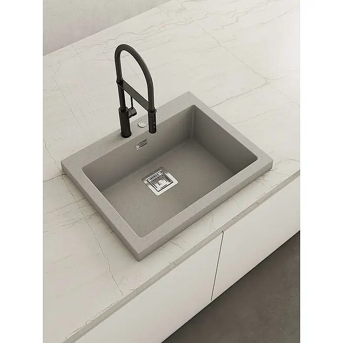 Poalgi Einbauspüle Kobus - 66 x 52 cm, Verbundwerkstoff - Moderne graue Küchenspüle mit schwarzem Hochbogenhahn, in weiße Marmor-Arbeitsplatte integriert.