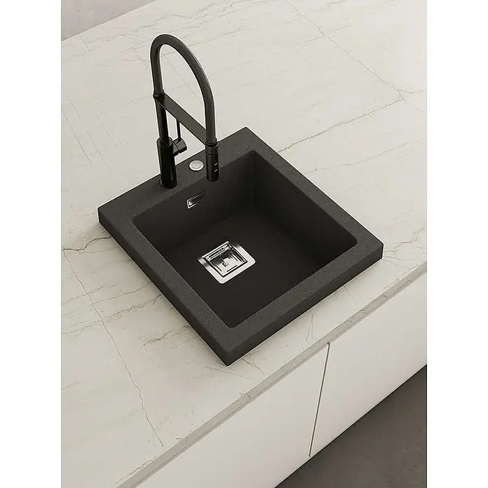 Poalgi Einbauspüle Kobus - 47 x 52 cm, Verbundwerkstoff - Schwarze quadratische Spüle mit schwarzem Schwanenhals-Wasserhahn in einer hellen Marmor-Arbeitsplatte.