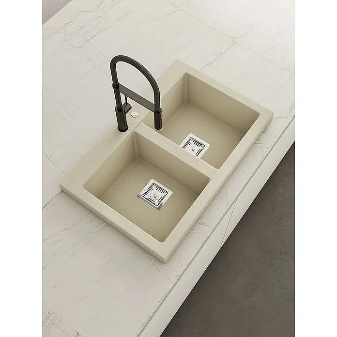 Poalgi Einbauspüle Kobus - 80 x 52 cm, Verbundwerkstoff - Sandbeigefarbene Doppelspüle aus Verbundwerkstoff mit schwarzem Wasserhahn, in helle Marmor-Arbeitsplatte integriert.