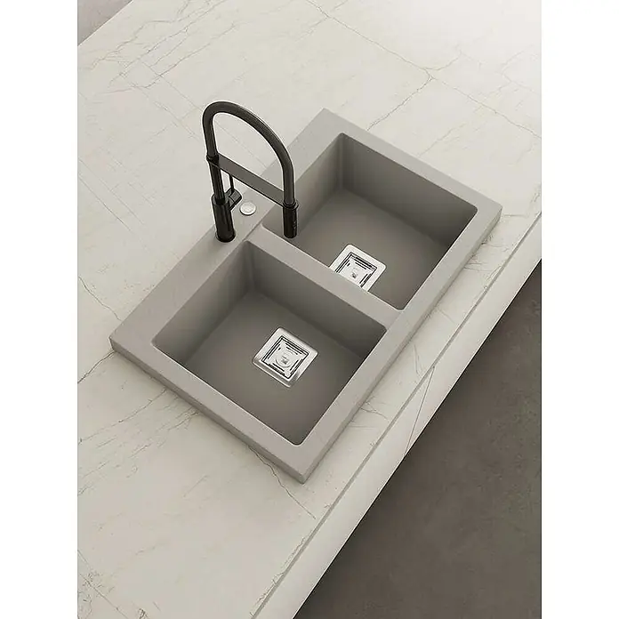 Poalgi Einbauspüle Kobus - 80 x 52 cm, Verbundwerkstoff - Modernes graues Doppelspülbecken mit integriertem schwarzem Wasserhahn, in einer hellen Marmor-Arbeitsplatte.