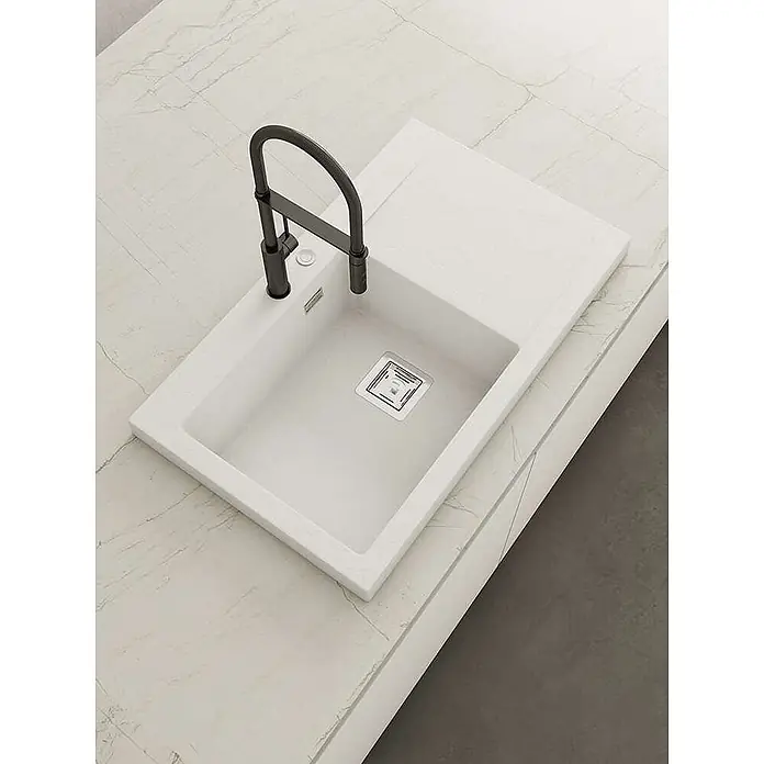 Poalgi Einbauspüle Kobus - 86 x 52 cm, Verbundwerkstoff - Weiße Küchenspüle mit integrierter heller Marmor-Arbeitsplatte und schwarzem Schwanenhals-Wasserhahn.