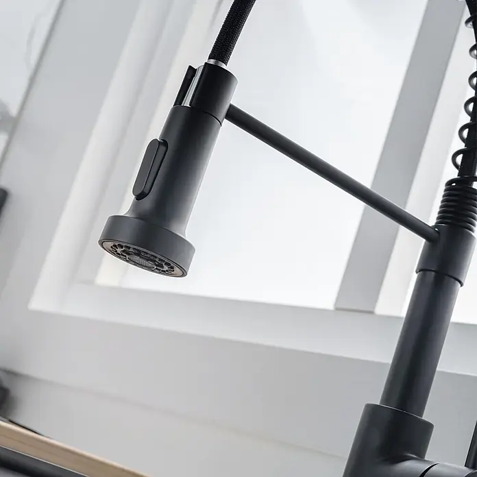 LOMAZOO Spültischarmatur LMZ-SAPPHIRE - Zwart - Mattschwarze ausziehbare Küchenarmatur mit flexiblem Schlauch und Brausekopf.