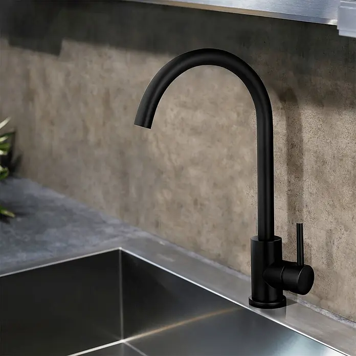 LOMAZOO Spültischarmatur J6-2Y2I-7UKH - Zwart - Mattschwarzer Küchenwasserhahn mit hohem Bogen, installiert in einer modernen Edelstahlspüle.